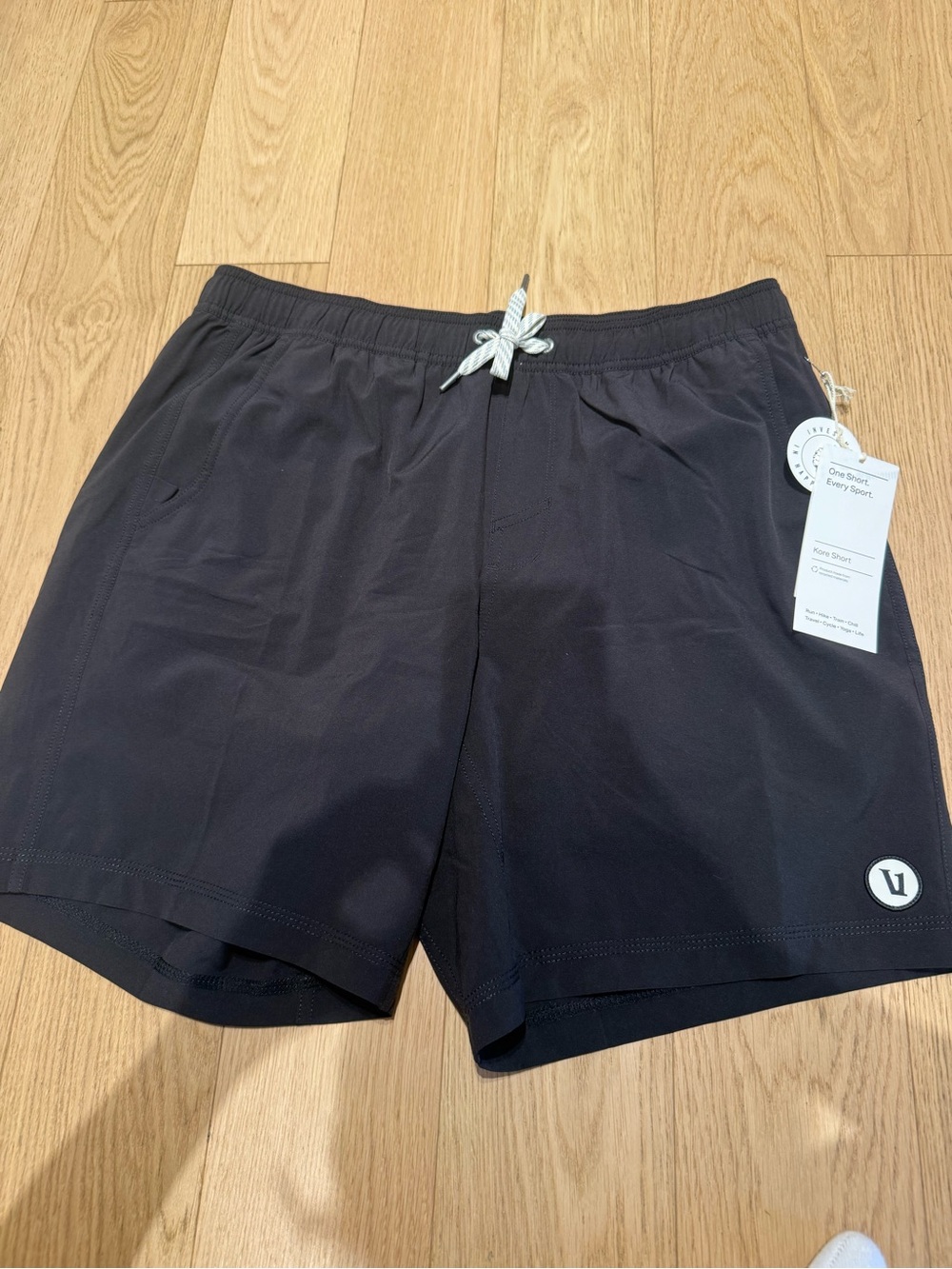 Vuori Men Kore Short Lined 7.5 in Black